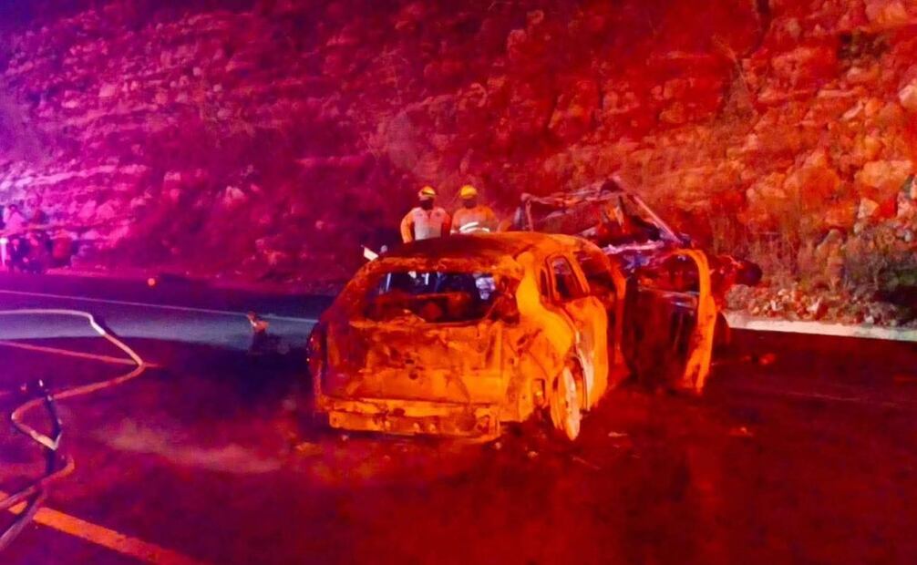 Choque en autopista San Cristóbal-Chiapa deja un muerto y dos heridos; un vehículo se incendia.
Foto: Especial.