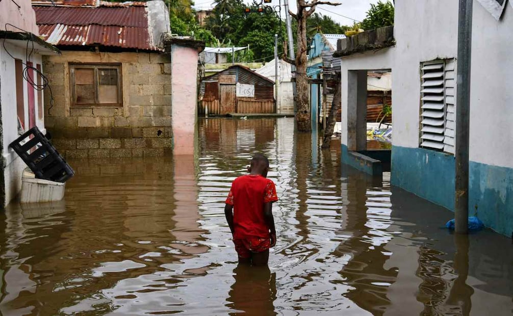 Un hombre camina por una calle inundada tras el paso de la tormenta tropical Melissa, que se convirtió en huracán, en el barrio Las Cucarachas de Santo Domingo, República Dominicana, el 28 de octubre de 2025. Foto: AFP