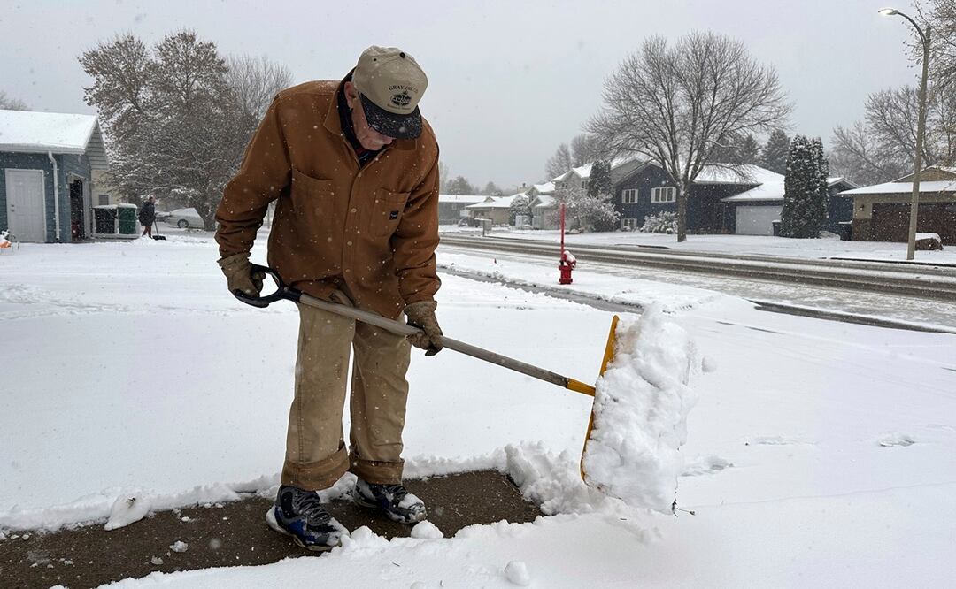 Steve Geisinger quita nieve con una pala el jueves 26 de octubre de 2023, en Bismarck, Dakota del Norte. Foto: AP