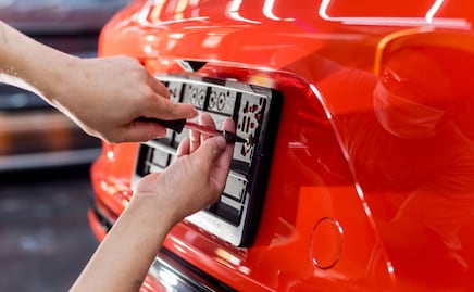 No te pueden llevar al corralón si utilizas así tu portaplaca