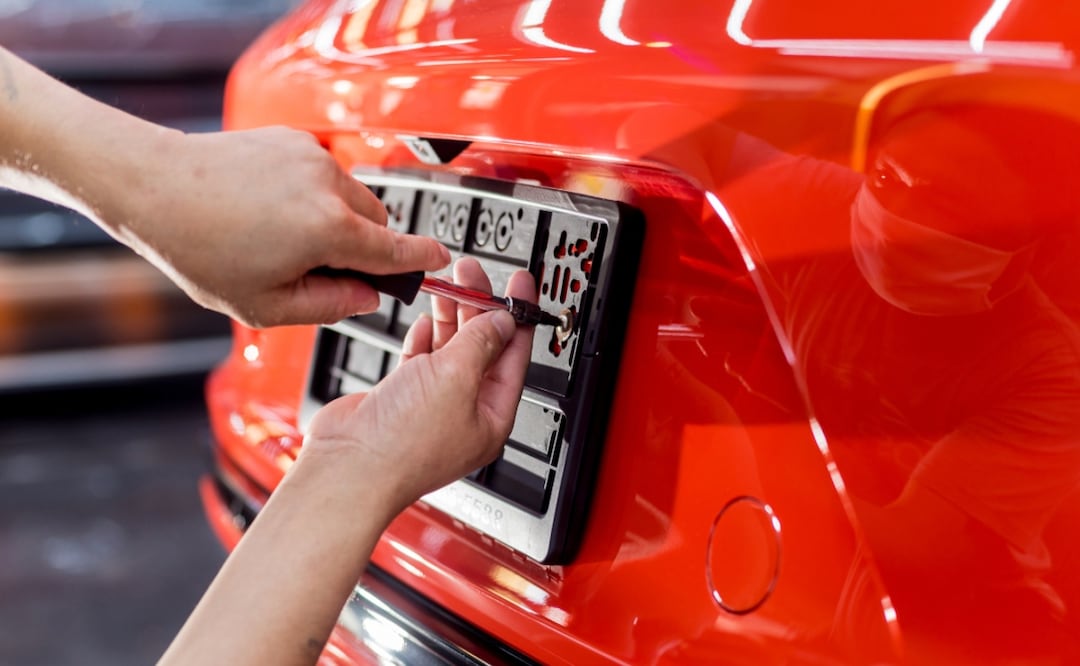 ¿De cuánto es la multa por tapar la placa de tu auto en CDMX? Foto: Adobe