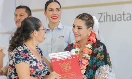 Gobernadora de Guerrero entrega 520 títulos de vivienda; garantiza seguridad y certeza jurídica a familias