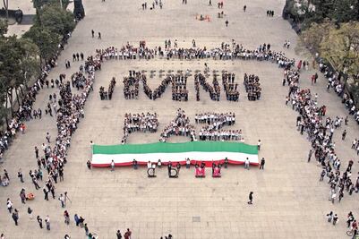 Se manifiestan jóvenes por México