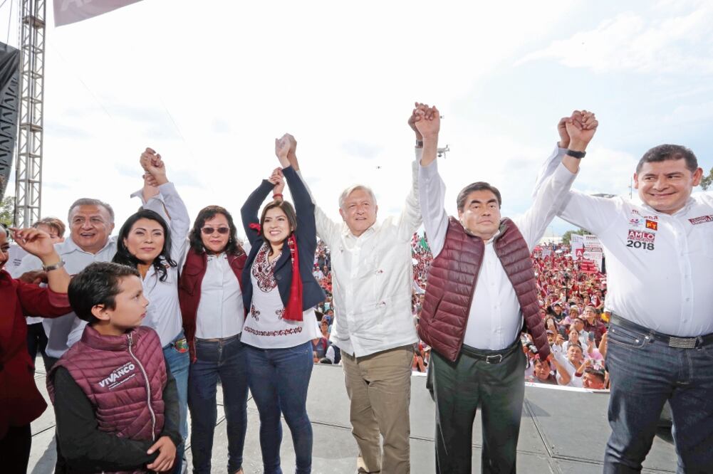 El candidato por la coalición Juntos Haremos Historia, Andrés Manuel López Obrador, acudió a la Plaza de la Victoria de Los Fuertes, en Puebla, donde estuvo acompañado del candidato a gobernador, Miguel Barbosa. (VALENTE ROSAS. EL UNIVERSAL)