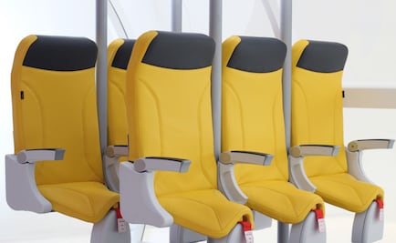 El polémico asiento de avión donde tendrías que viajar casi de pie