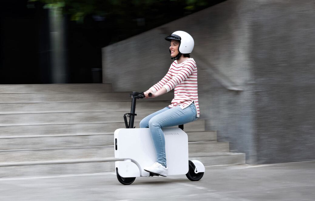 Este scooter de Honda es plegable y diseñado para su uso en la ciudad.