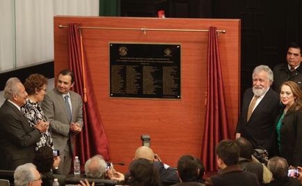 Develan placa a un año de la aprobación de Constitución de CDMX