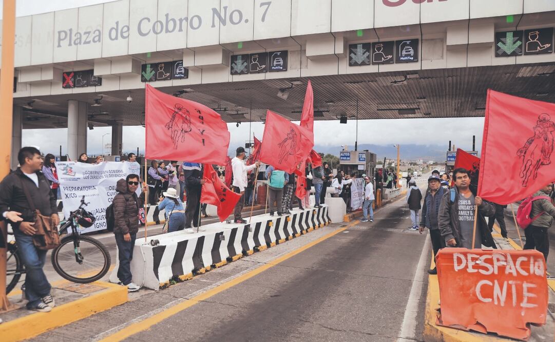 En la caseta de cobro de San Marcos, en la autopista México-Puebla, se apostaron docentes, estudiantes y padres de familia. Foto: de CARLOS MEJÍA. EL UNIVERSAL