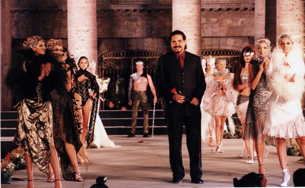 Un ejemplo del eclecticismo y provocación de la Casa Terrones fue la presentación en el Teatro Degollado. 1998. Archivo Héctor Terrones.