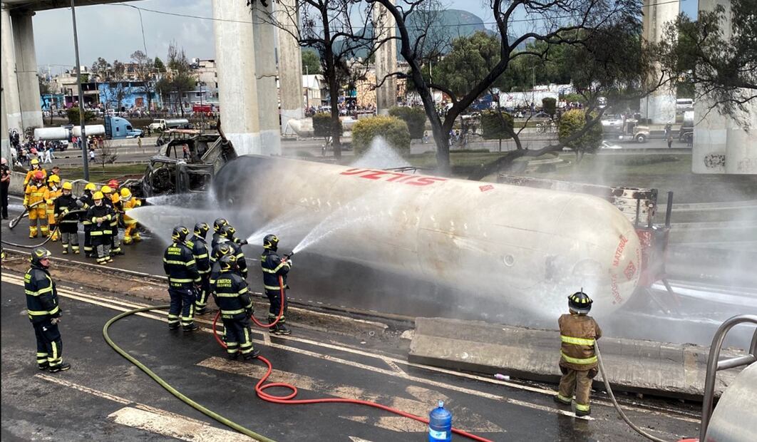 Bomberos sofocan las llamas de pipa que explotó en el Puente de la Concordia, el 10 septiembre de 2025. Foto: Valente Rosas/EL UNIVERSAL