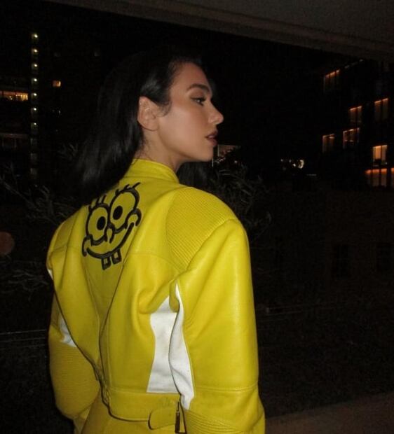 Dua Lipa se luce con chamarra biker de Bob Esponja