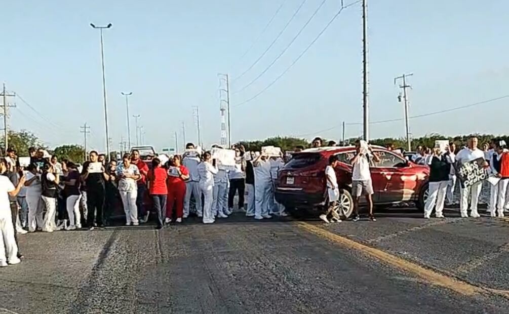 "Nos falta Pedro", protestan durante bloqueo por desaparición de enfermero que viajaba de Nuevo León a Reynosa, Tamaulipas (17/06/2025). Foto: Especial