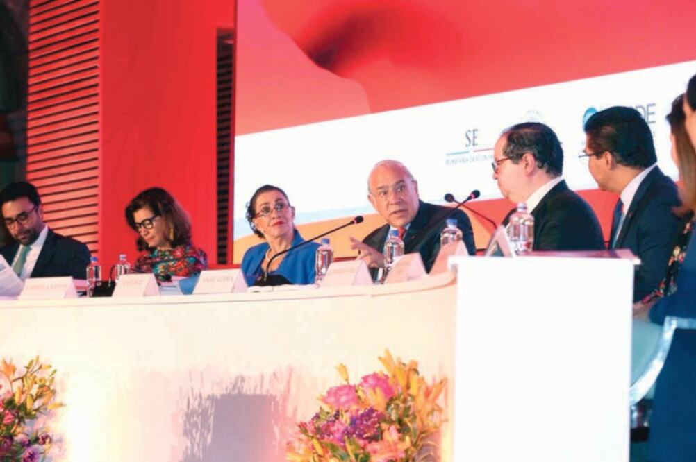 José Ángel Gurría (c), secretario general de la OCDE, afirmó que en esta semana buscará reunirse con AMLO. Foto: CORTESÍA