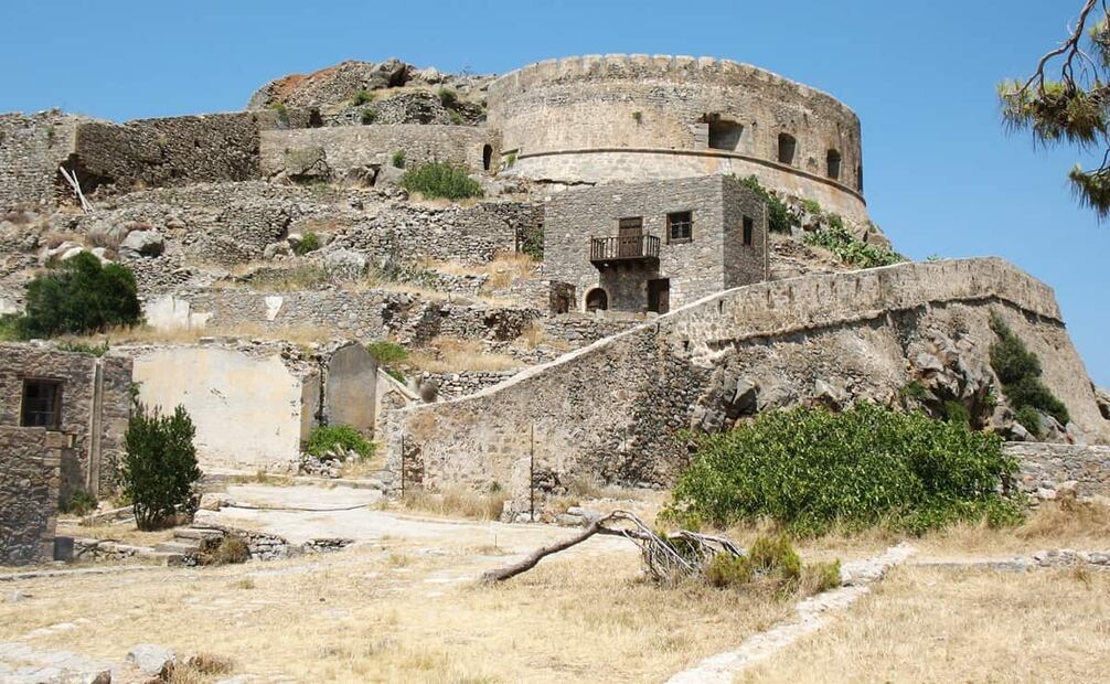 Ruinas de Spinalonga, donde se aisló a cientos de leprosos griegos o extranjeros. Foto: Kiriakos Gogopoulos/Wikimedia Commons.
