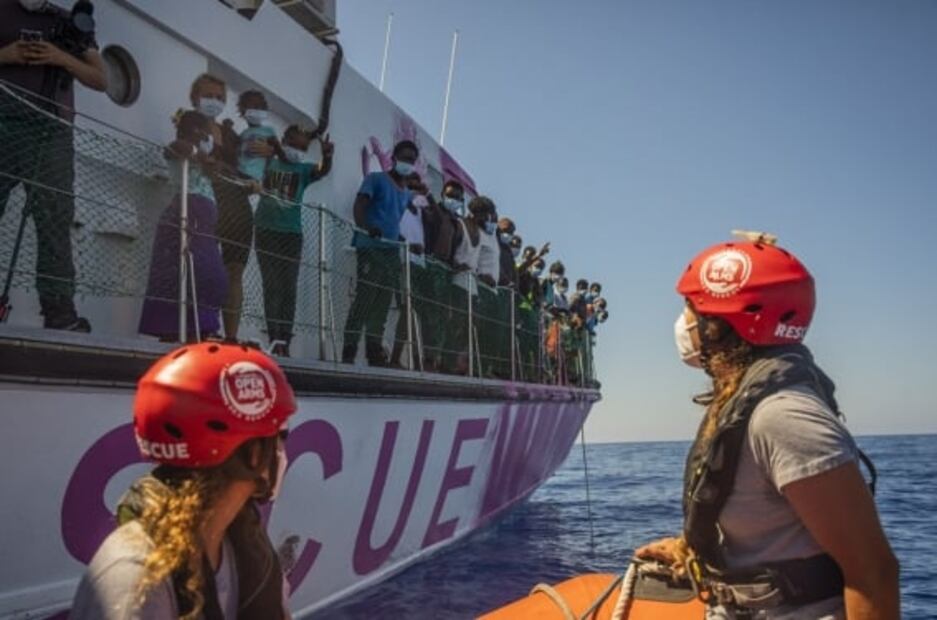 Tras rescate masivo de inmigrantes, el barco financiado por Banksy pide ayuda; hay un muerto a bordo