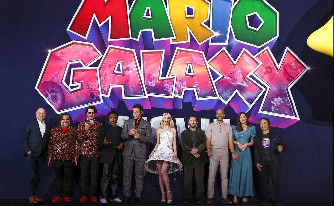 (De izquierda a derecha) El productor estadounidense Chris Meledandr, los actores estadounidenses Jack Black, Benny Safdie, Donald Glover, Chris Pratt, Anya Taylor-Joy, Charlie Day, Keegan-Michael Key, Brie Larson y el productor japonés Shigeru Miyamoto asisten al estreno mundial de "The Super Mario Galaxy" en el teatro kabuki Minami-Za en Kioto, al oeste de Japón, el 28 de marzo de 2026. La película "The Super Mario Galaxy" se estrenará en cines de Estados Unidos y otros mercados internacionales a partir del 1 de abril de 2026.
EFE/EPA/BUDDHIKA WEERASINGHE