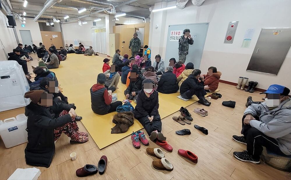 Residentes surcoreanos refugiándose en la isla Yeonpyeong, cerca de las aguas en disputa del Mar Amarillo. Foto: AFP
