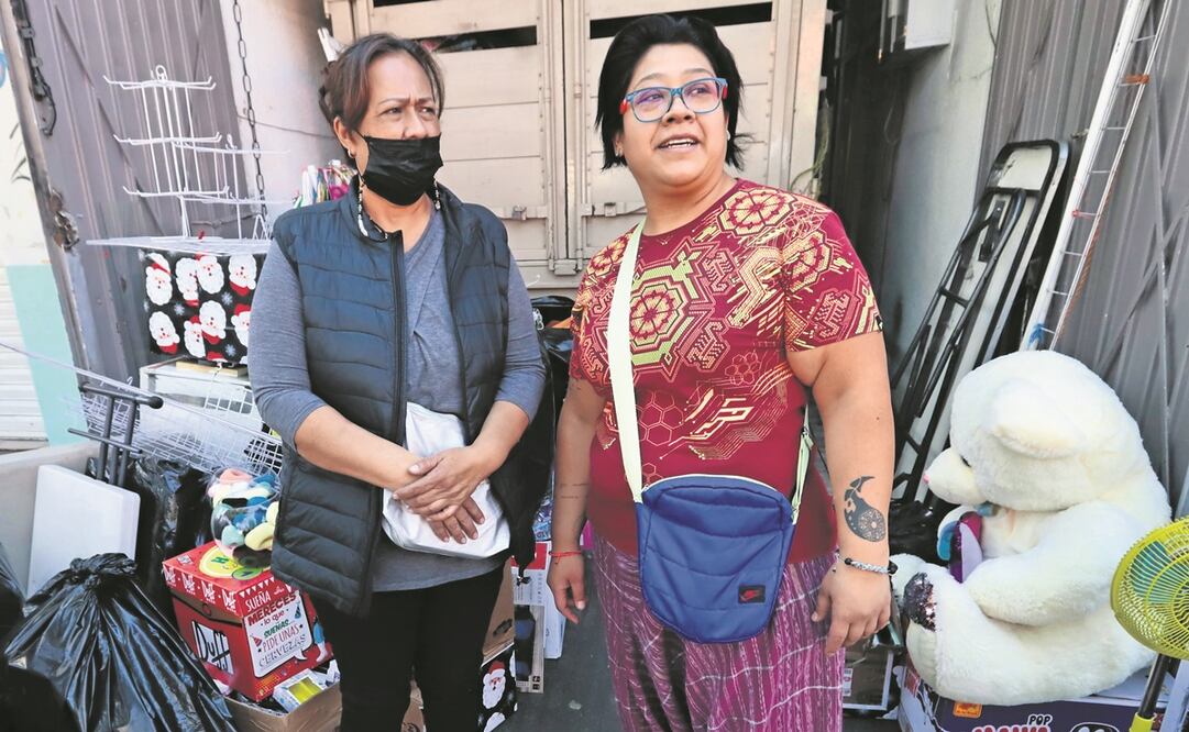 Comerciantes sacaron juguetes y peluches para Día de Reyes. Foto: Berenice Fregoso. EL UNIVERSAL