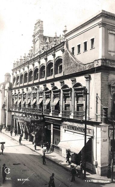 Imagen de los años veinte del edificio que ocupaba el Teatro Colón, hoy Club de Banqueros de México, en la esquina de Bolívar y 16 de Septiembre. Todavía quedan vestigios de la anterior fachada en la parte superior del inmueble, este sitio también fue visitado por Madero y los espiritistas. Imagen: Col. Villasana. Referencia: Velada de la Federación Espírita de México en el 52º Aniversario de la desencarnación de Allan Kardec. Teatro Colón.