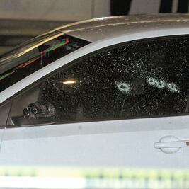 Ejecutan a hombre de cinco balazos en su auto en la BJ