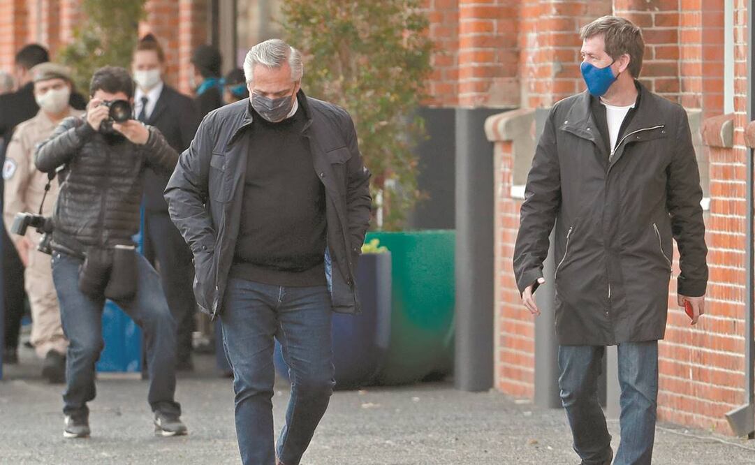 El presidente argentino, Alberto Fernández (izquierda), junto al entonces secretario de Comunicación y Prensa, Juan Pablo Biondi, tras votar, en Buenos Aires, el 12 de septiembre. Foto: Al Drago/ AFP.