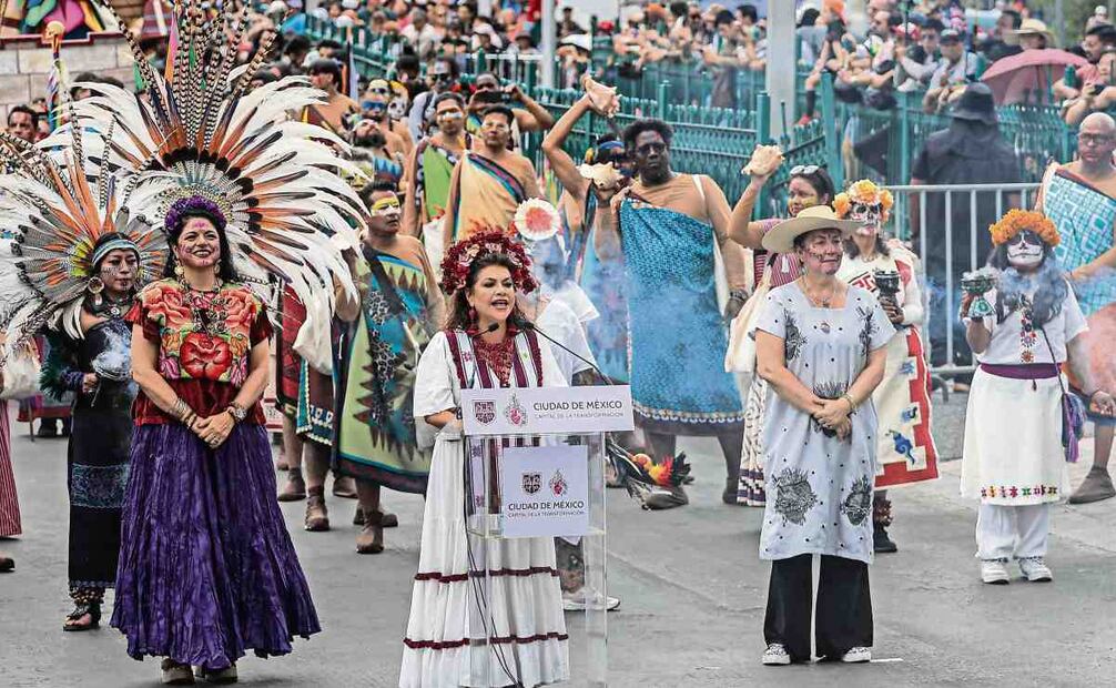 La jefa de Gobierno, Clara Brugada, dio el banderazo de salida al desfile que, según dijo, ha sido el más grande con 50 comparsas. Foto: Gabriel Pano / EL UNIVERSAL