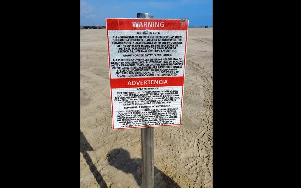 Cuatro personas cruzaron el río Bravo desde Estados Unidos para colocar seis letreros de advertencia en playa Bagdad en Tamaulipas, mismos que retiró la Marina. Fotos: Especial