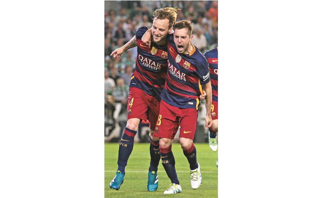 Ivan Rakitic (izq.) abrió el marcador a pase de Lionel Messi (ÁNGEL FERNÁNDEZ. AP)