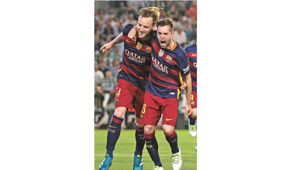 Ivan Rakitic (izq.) abrió el marcador a pase de Lionel Messi (ÁNGEL FERNÁNDEZ. AP)
