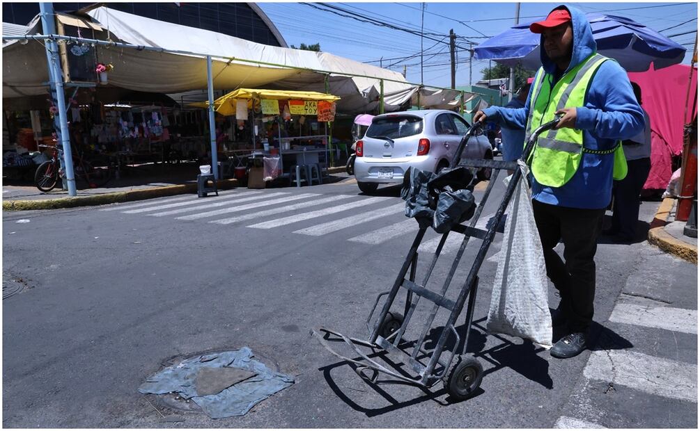Comerciantes denuncian el fuerte olor a combustible. Foto: Fernanda Rojas / EL UNIVERSAL