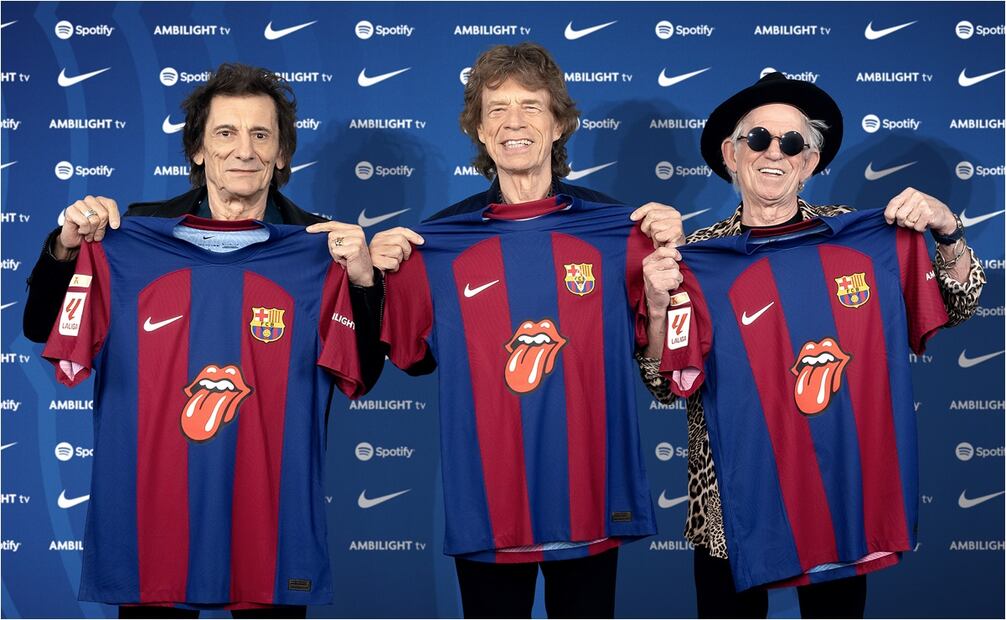 Keith Richards, Mick Jagger y Ronnie Wood posan con el jersey del Barcelona