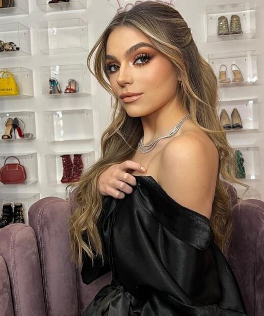 Angélica Rivera reaparece y su maquillaje la hace lucir de 20