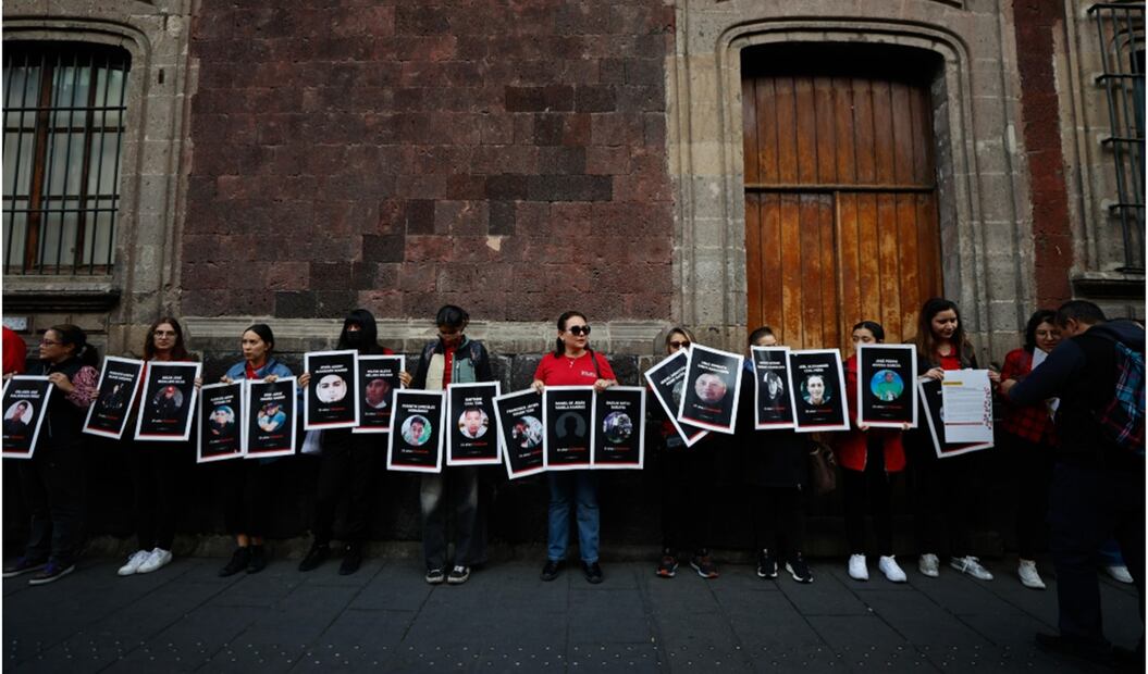 Integrantes del Instituto de las Mujeres para la Migración se manifestaron afuera de Palacio Nacional para exigir justicia por las víctimas del incendio en la estación migratoria de Ciudad Juárez, hace dos años, el 27 de marzo de 2025. Foto: Diego Simón Sánchez/EL UNIVERSAL