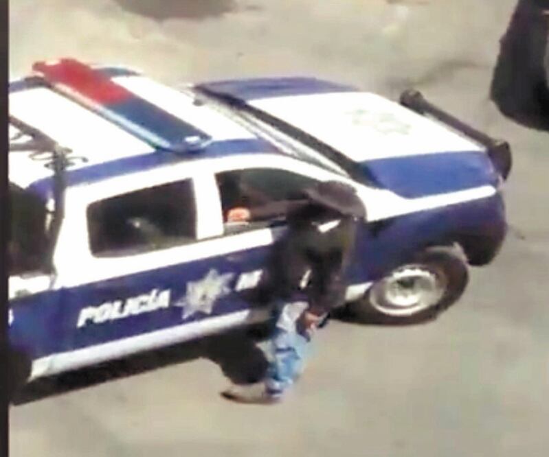 El video se viralizó luego de que los policías de la patrulla 18- 3506 supuestamente reciben dinero. Foto: ESPECIAL