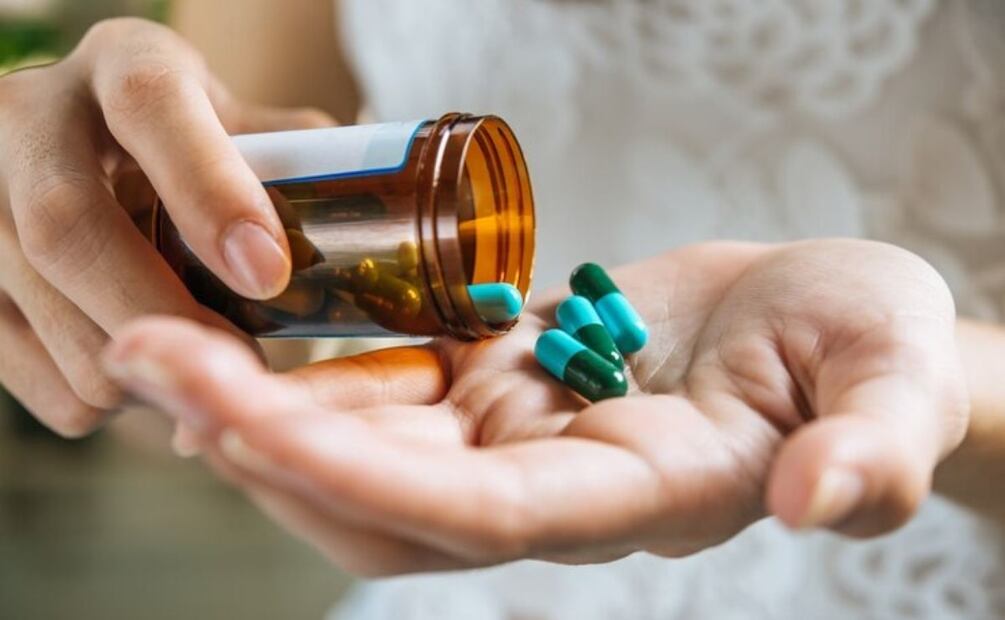 Evita el consumo de alcohol durante un tratamiento con antibióticos. Foto: Freepik