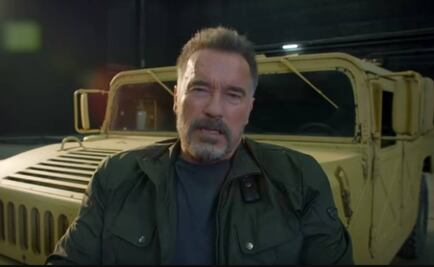 Video: Arnold Schwarzenegger pone "manos a la obra" y tapa bache en California
