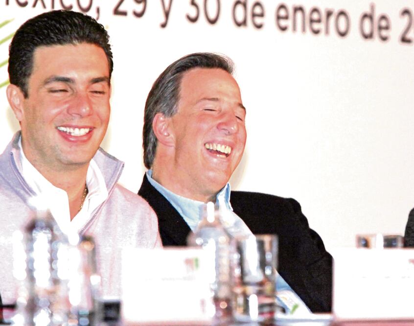 José Antonio Meade, titular de Sedesol (der.), dijo que comités vigilarán el uso correcto de programas sociales. En la imagen, con el diputado Jesús Sesma (LUCÍA GODÍNEZ. EL UNIVERSAL)