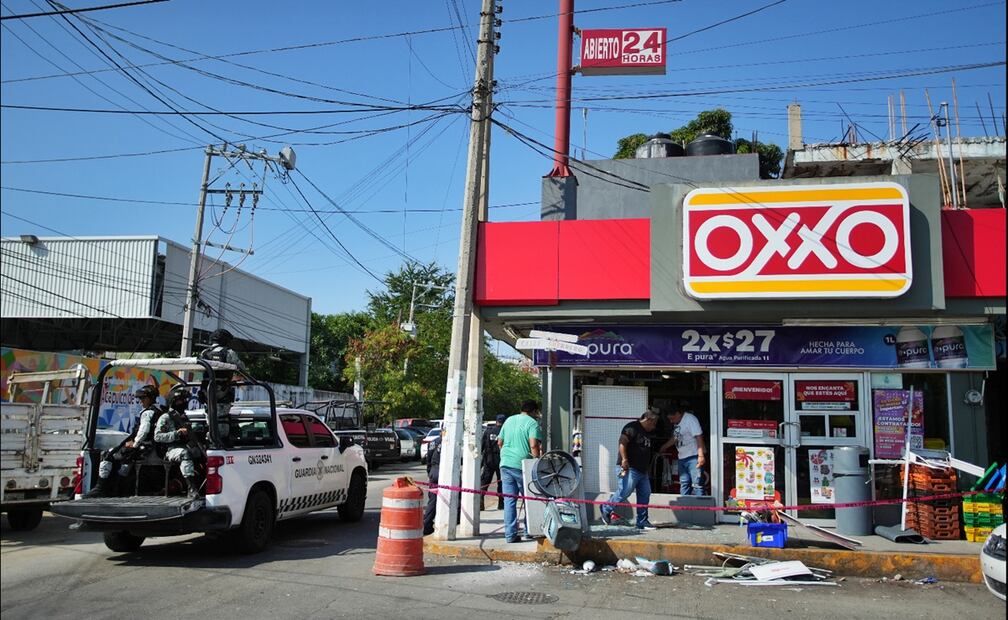 Elementos de la Guardia Nacional y Policía municipal vigilan la zona donde detonó un artefacto explosivo este viernes, en Acapulco, Guerrero. Foto: EFE