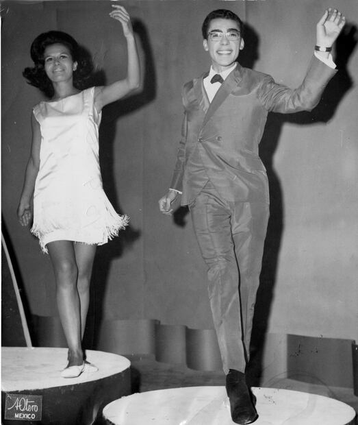 Manolo Muñoz bailó con Elba Aponte al ritmo de "Una chica ye-ye", canción que en los sesenta representaba el espíritu de las jóvenes a la moda. ESPECIAL.