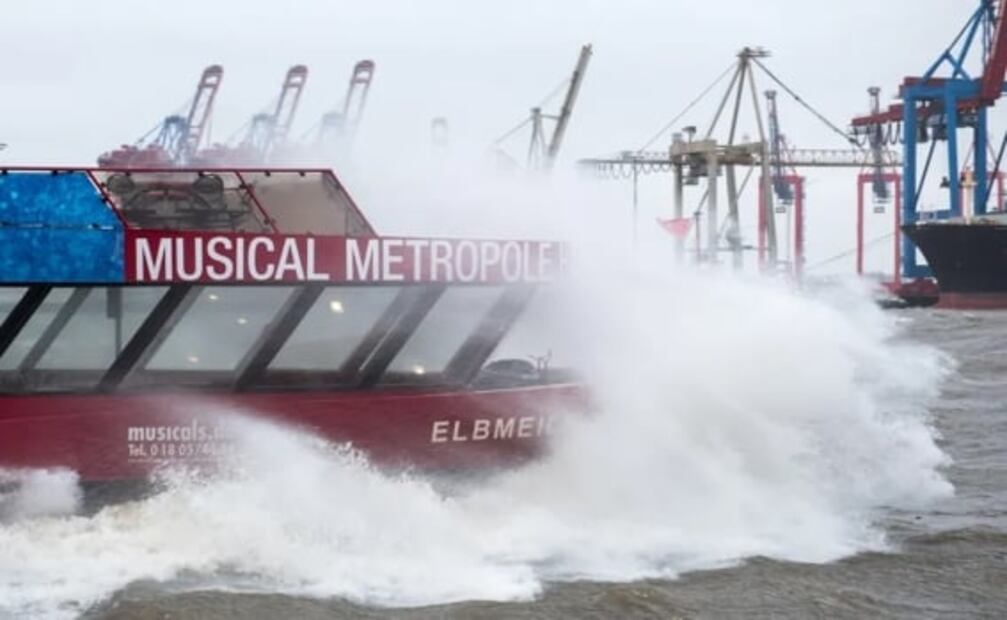 Captan el aterrador impacto de una ola gigante contra un ferry con pasajeros en Alemania