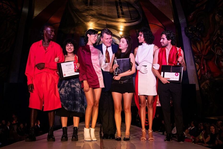 Rodrigo B. Cardin con los ganadores y modelos. Foto: Cortesía