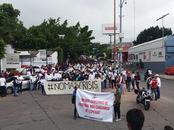 Marchan estudiantes de la UAEM para exigir solución a crisis financiera