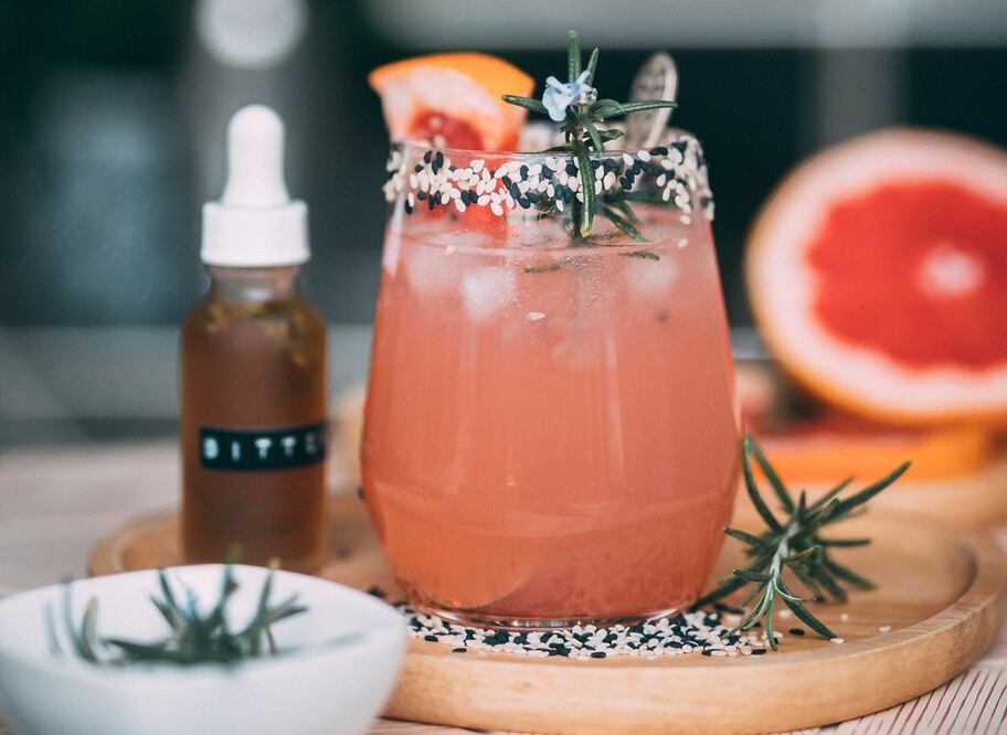 Los jugos deben tomarse frescos, recién hechos, para que no pierdan nutrientes y sólo aporten azúcar / Foto: Pexels