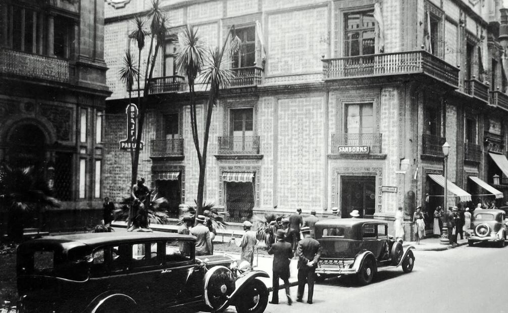 Plaza Guardiola en los años 30. Esquina del callejón de la Condesa y calle de Madero, en el centro capitalino, de frente se ve el palacio de los azulejos. Foto: Archivo / EL UNIVERSAL