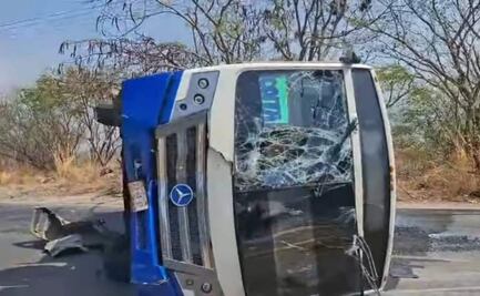 Tráiler se impacta contra autobús de estudiantes en Chiapas al intentar ganarle el paso; hay 20 lesionados