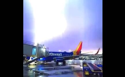 Video. Rayos y relámpagos caen sobre aeropuerto de Texas, en Estados Unidos