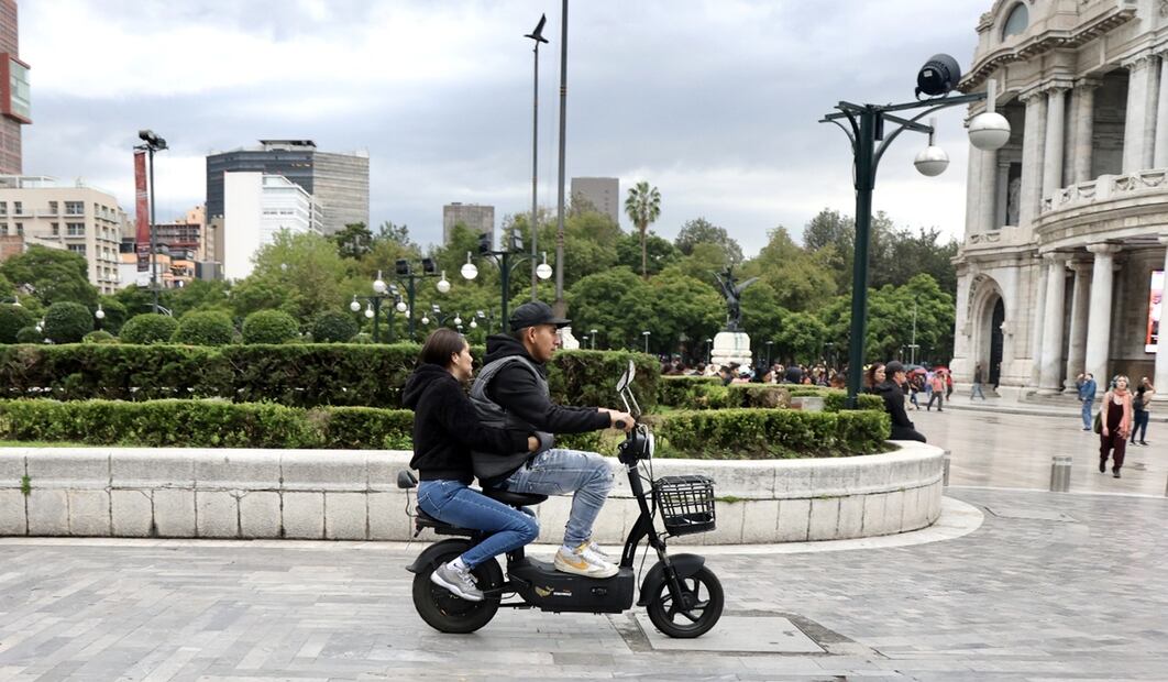 Una pareja conduce en una bicimoto sobre la banqueta y sin protección en el Centro de la Ciudad de México, el 28 de agosto de 2025. Foto: Valente Rosas/EL UNIVERSAL
