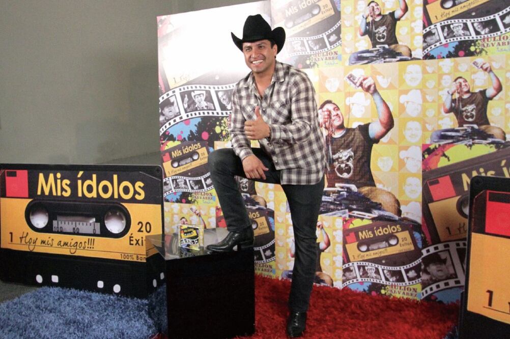 Julión se encuentra en la promoción del disco Mis ídolos, hoy mis amigos (CARLOS MEJÍA. EL UNIVERSAL)