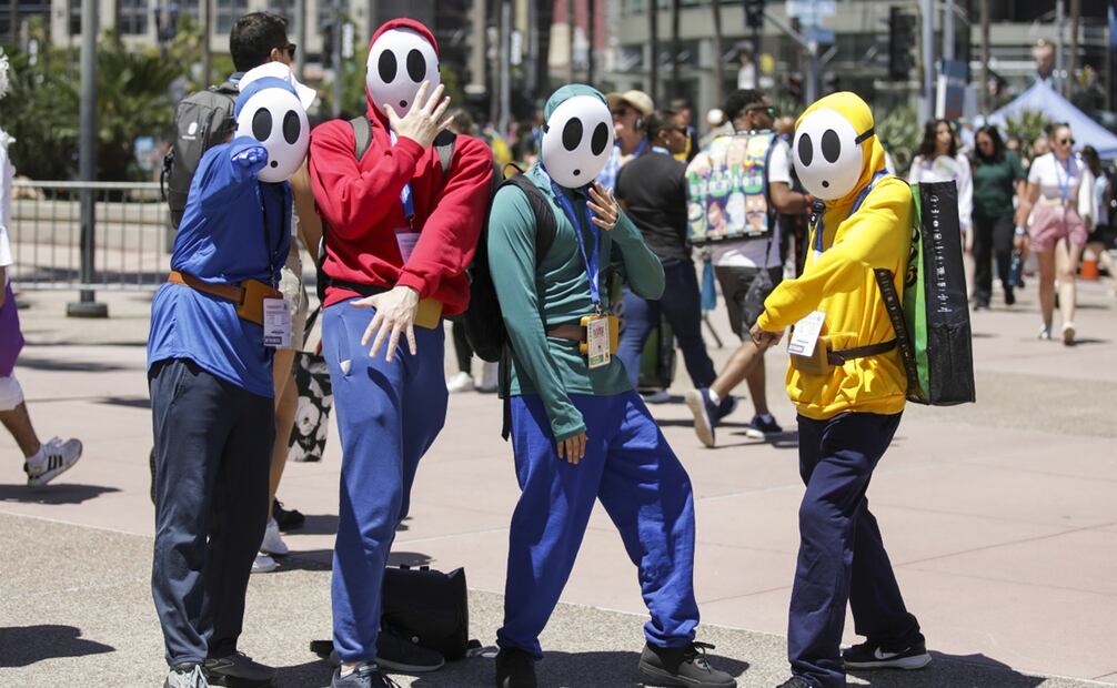 Jeffrey Divincent, Andrew Mckinney, David Florez y Ethan Mcarthur, de Seattle, Washington, vestidos como Shy Guys de "Super Mario Bros."Foto: Andrew Park/Invision/AP.