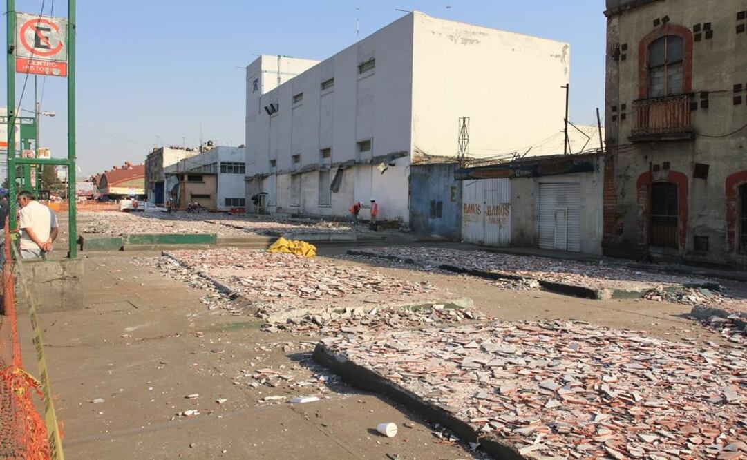 Esta semana trabajadores de la delegación Cuauhtémoc retiraron los puestos semifijos y levantaron el piso de la banqueta de Eje 1 Norte (IRVIN OLIVARES. EL UNIVERSAL)